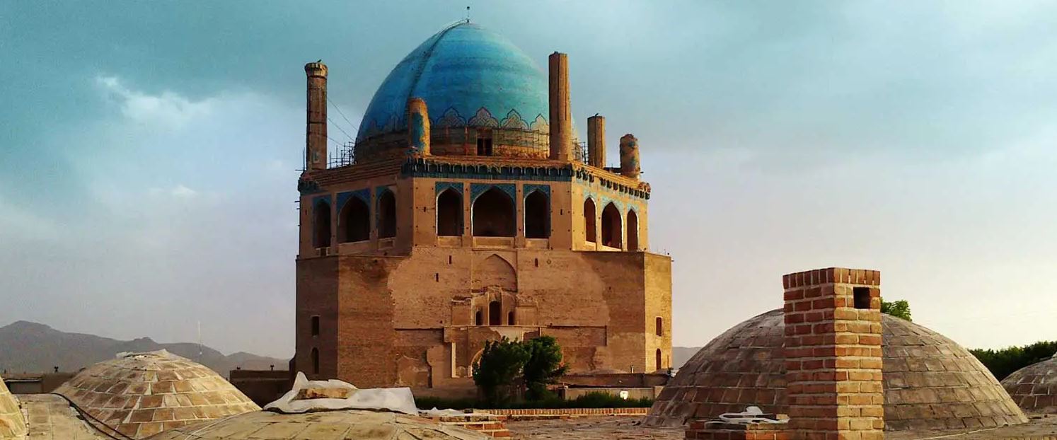 The mausoleum of Oljaytu was constructed in 1302–12 in the city of Soltaniyeh, the capital of the Ilkhanid dynasty, which was founded by the Mongols. Situated in the province of Zanjan, Soltaniyeh is one of the outstanding examples of the achievements of Persian architecture and a key monument in the development of its Islamic architecture. The octagonal building is crowned with a 50 m tall dome covered in turquoise-blue faience and surrounded by eight slender minarets. It is the earliest existing example of the double-shelled dome in Iran. The mausoleum’s interior decoration is also outstanding and scholars such as A.U. Pope have described the building as ‘anticipating the Taj Mahal’.