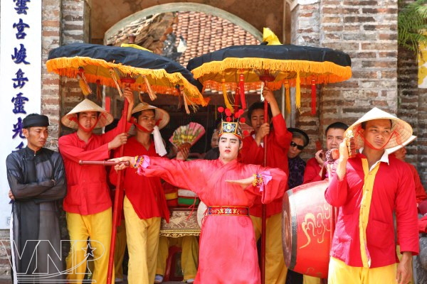  The “Drum-signaling man” portraying symbolizing a general of Saint Giong. Photo: Hoang Quang Ha