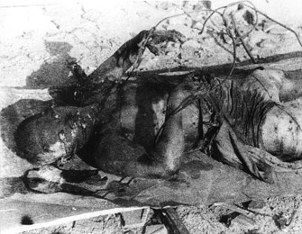  Charred remains of the deceased with eyes protruding
With the fierce pressure of the blast the air pressure in the area dropped instantaneously, resulting in eyeballs and internal organs popping out from bodies.
August 10 Near Hiroshima Castle 500m from the hypocenter
Taken by Satsuo Nakata

